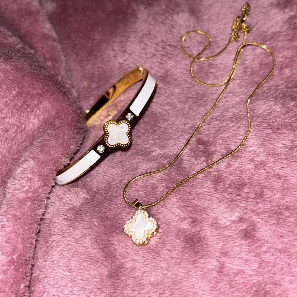 🌸Beautiful 4 Leaf clover Necklace & Bangles🌸